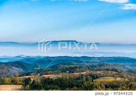 押戸石の丘　草紅葉　朝風景　雲海の眺め　【熊本県阿蘇郡南小国町】 97844320