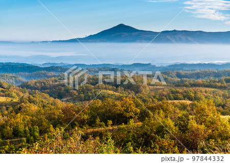 押戸石の丘 草紅葉 朝風景 雲海の眺め 【熊本県阿蘇郡南小国町】 押戸石の丘 草紅葉 朝風景 雲海の眺め 【熊本県阿蘇郡南小国町】 97844332