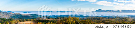 押戸石の丘　草紅葉　朝風景　雲海の眺め　パノラマ　【熊本県阿蘇郡南小国町】 97844339