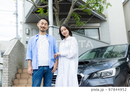 一戸建て　夫婦　車 97844952