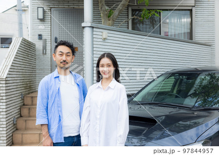 一戸建て 夫婦 車 一戸建て 夫婦 車 97844957