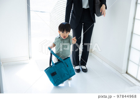 玄関　幼児　母親 97844968