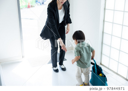 玄関　幼児　母親 97844971