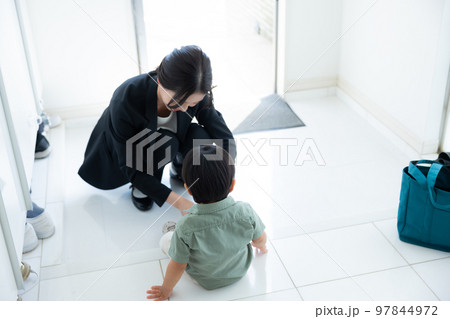 玄関 幼児 母親 玄関 幼児 母親 97844972