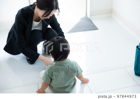 玄関 幼児 母親 玄関 幼児 母親 97844973