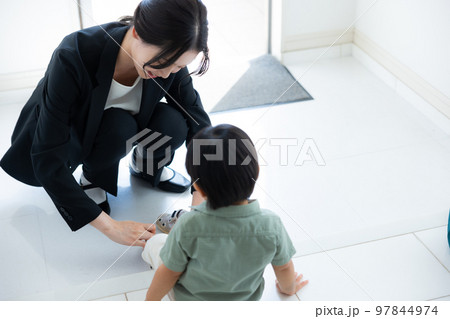 玄関 幼児 母親 玄関 幼児 母親 97844974