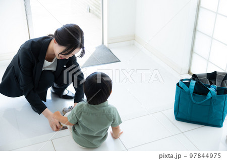 玄関　幼児　母親 97844975