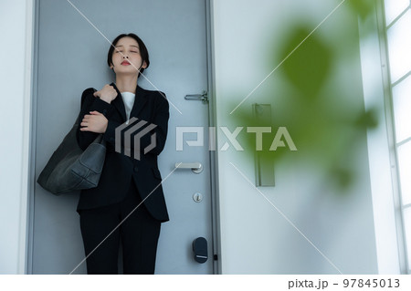 玄関　スーツの女性 97845013