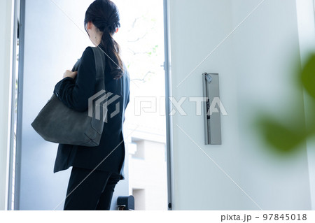 玄関　スーツの女性 97845018