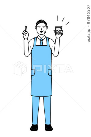 電卓を持って指さすエプロンを着たシニア男性 97845507
