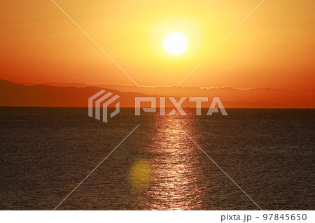 海に沈む太陽 97845650