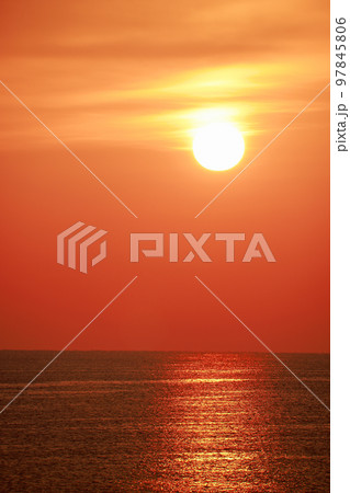 日の出の太陽　太陽　日出 97845806