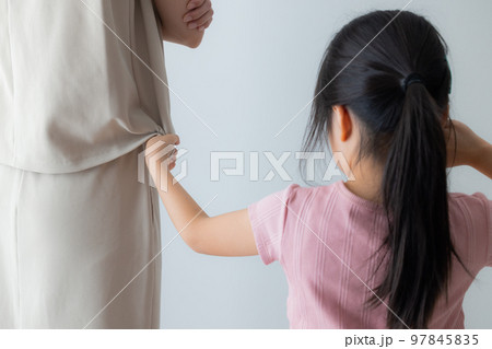 親子　小学生の女の子 97845835