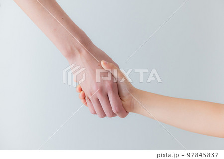 親子　小学生の女の子 97845837