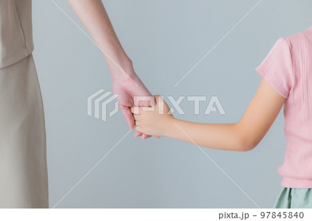 親子　小学生の女の子 97845840