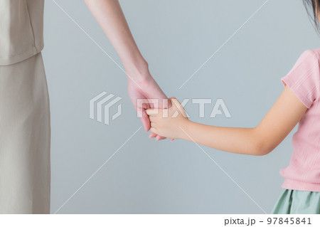 親子　小学生の女の子 97845841