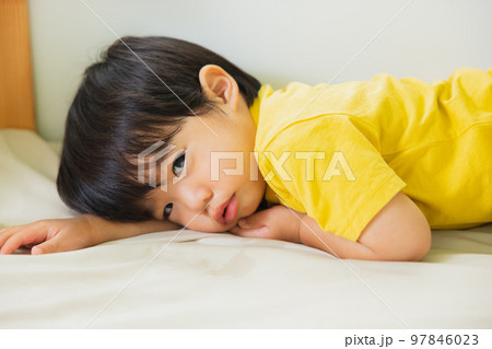 子供部屋で遊ぶ男の子 子供部屋で遊ぶ男の子 97846023