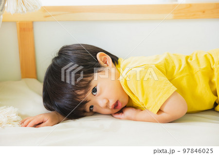 子供部屋で遊ぶ男の子 97846025