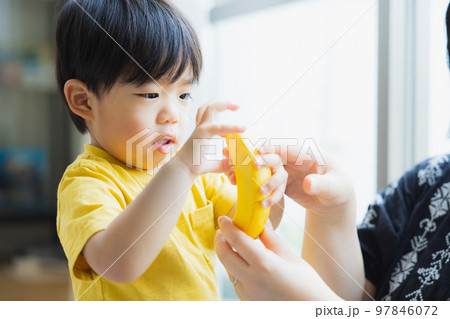 バナナを食べる子供 バナナを食べる子供 97846072
