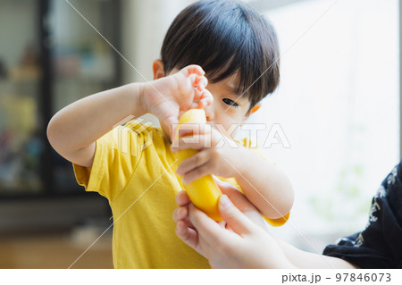 バナナを食べる子供 97846073