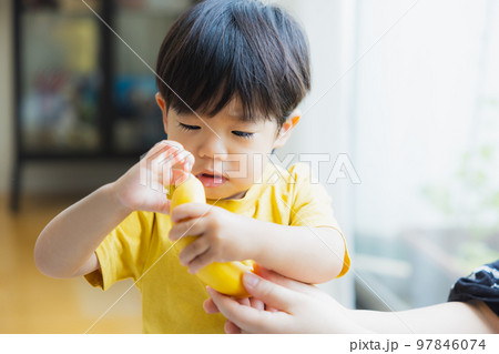 バナナを食べる子供 97846074