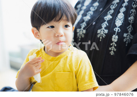 バナナを食べる子供 97846076