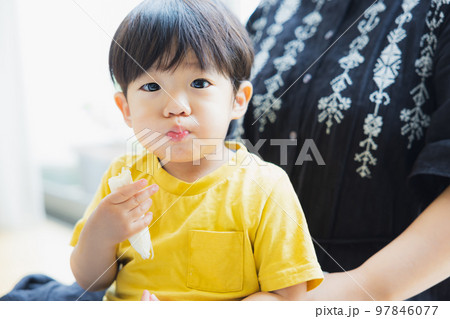 バナナを食べる子供 97846077