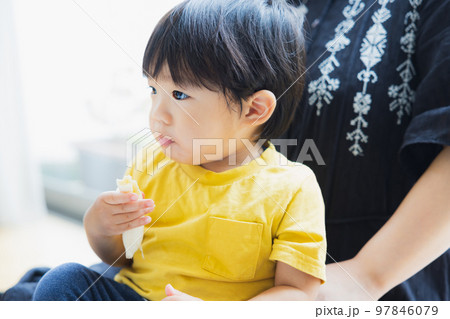 バナナを食べる子供 97846079