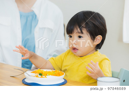 スパゲッティを食べる子供とお母さん スパゲッティを食べる子供とお母さん 97846089