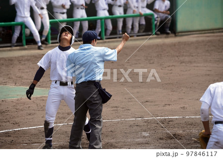 タッチアウトを宣告されて天を仰ぐ 97846117