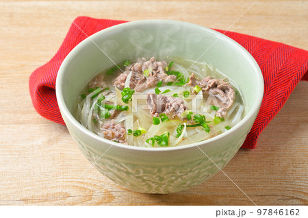 注)湯気は合成です。エスニック料理、牛肉のフォー(ベトナムなどの米粉の麺料理、牛出汁のスープ) 注)湯気は合成です。エスニック料理、牛肉のフォー(ベトナムなどの米粉の麺料理、牛出汁のスープ) 97846162