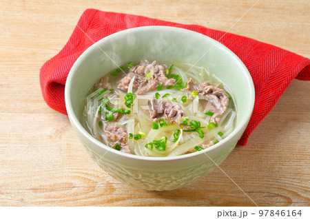 注)湯気は合成です。エスニック料理、牛肉のフォー(ベトナムなどの米粉の麺料理、牛出汁のスープ) 注)湯気は合成です。エスニック料理、牛肉のフォー(ベトナムなどの米粉の麺料理、牛出汁のスープ) 97846164