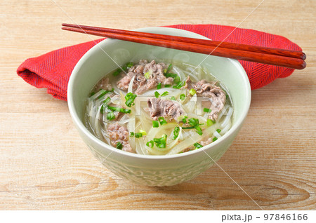 注）湯気は合成です。エスニック料理、牛肉のフォー（ベトナムなどの米粉の麺料理、牛出汁のスープ） 97846166