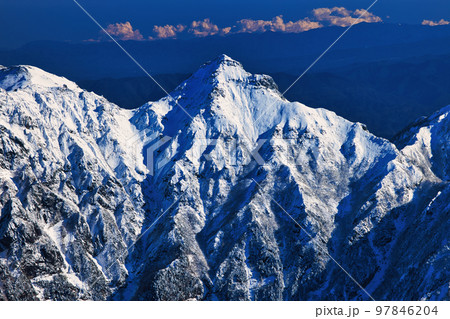 立山の雄山から眺めた冠雪の針ノ木岳 立山の雄山から眺めた冠雪の針ノ木岳 97846204