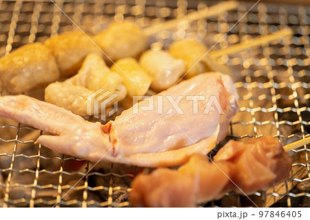 焼鳥　七輪で炭火焼き 97846405