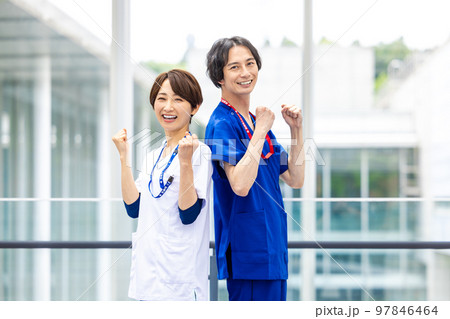 医療施設で働く若い医師と看護師 医療施設で働く若い医師と看護師 97846464
