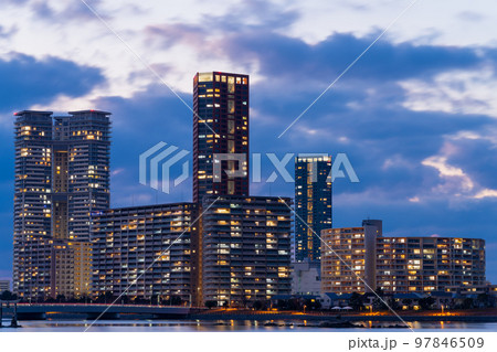 《福岡県》福岡市の街並み・風景　アイランドシティの夜景 97846509