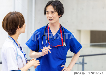 医療施設で働く若い医師と看護師 97846574