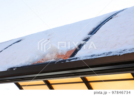 車庫,カーポート,雪,降雪,積雪,屋根、冬,北海道,雪景色,ガレージ,屋外,駐車場 97846734