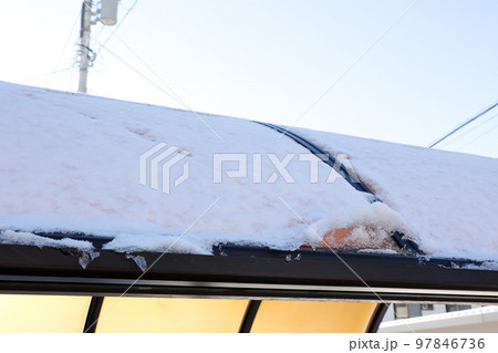 車庫,カーポート,雪,降雪,積雪,屋根、冬,北海道,雪景色,ガレージ,屋外,駐車場 97846736
