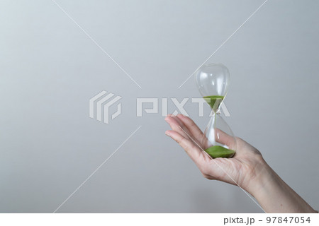 砂時計を持つ 砂時計を持つ 97847054