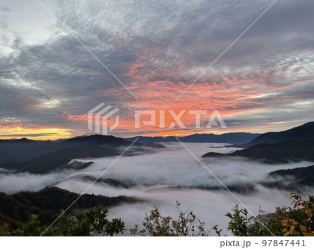 越後駒ケ岳の朝焼けと滝雲 越後駒ケ岳の朝焼けと滝雲 97847441