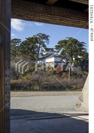 小田原城址公園　銅門から天守閣を望む 97848281