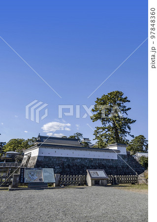 小田原城址公園　馬屋曲輪から見る天守閣 97848360