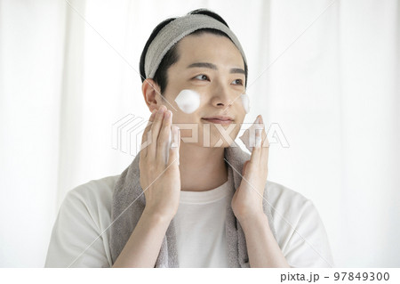 洗顔フォームの泡を顔につける若い男性　洗顔　スキンケア　イメージ 97849300