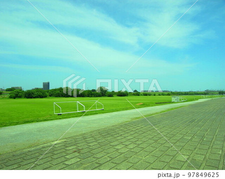 江戸川護岸と初夏の除草された河川敷のサッカー場風景 江戸川護岸と初夏の除草された河川敷のサッカー場風景 97849625