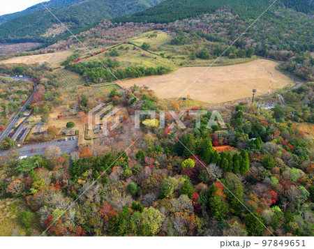 栗野岳レクレーション村の紅葉の森の空撮 97849651