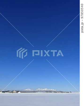 北海道の真冬の田んぼの風景 97850540