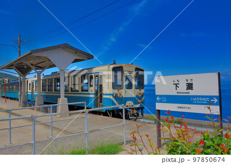 四国・愛媛・下灘駅・瀬戸内海の海に浮かんだように思える土讃線のホームと列車の風景・愛媛県伊予市(5) 四国・愛媛・下灘駅・瀬戸内海の海に浮かんだように思える土讃線のホームと列車の風景・愛媛県伊予市(5) 97850674