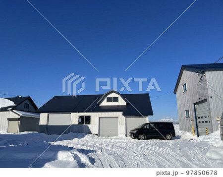 北海道の冬の農家 北海道の冬の農家 97850678